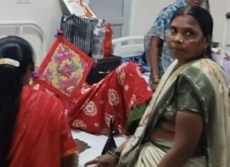 महराजगंज अस्पताल के इमरजेंसी वार्ड में बिजली गुल, मरीज बेहाल:हाथ के पंखे से गर्मी से राहत पाने की कोशिश, परिजनों ने की वैकल्पिक व्यवस्था की मांग