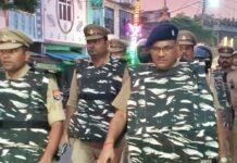 त्योहार से पहले सिसवा में पुलिस का पैदल मार्च:असामाजिक तत्वों को सख्त संदेश