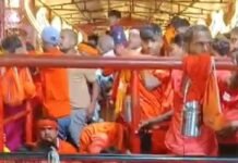 कांवड़ लेकर पहुंचे श्रद्धालुओं ने किया जलाभिषेक:विभूतिनाथ मंदिर परिसर जयकारों से गूंजा