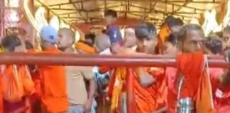 कांवड़ लेकर पहुंचे श्रद्धालुओं ने किया जलाभिषेक:विभूतिनाथ मंदिर परिसर जयकारों से गूंजा