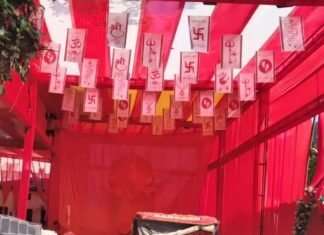गणेश महोत्सव की तैयारियां तेज:नानपारा में गणेश पंडालों को अंतिम रूप देने में जुटे कार्यकर्ता