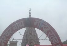 कजरी तीज पर रत्नेश्वर नाथ मंदिर में जलाभिषेक किया गया:लोगों ने जल, दूध, दही, घी और बेलपत्र से की पूजा, मांगी मन्नतें