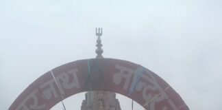 कजरी तीज पर रत्नेश्वर नाथ मंदिर में जलाभिषेक किया गया:लोगों ने जल, दूध, दही, घी और बेलपत्र से की पूजा, मांगी मन्नतें