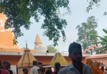 बहराइच के अमृतेश्वर महादेव मंदिर में उमड़ी श्रद्धालुओं की भीड़:भव्य मेले में कांवरिए भी पहुंचे, मंदिर में बैठने और आवागमन की नई व्यवस्थाएं
