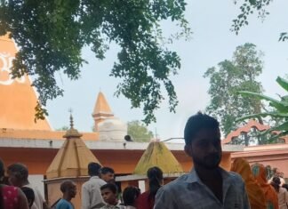 बहराइच के अमृतेश्वर महादेव मंदिर में उमड़ी श्रद्धालुओं की भीड़:भव्य मेले में कांवरिए भी पहुंचे, मंदिर में बैठने और आवागमन की नई व्यवस्थाएं