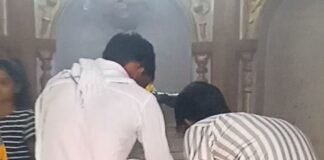 कजरी तीज पर प्राचीन शिवालय में भीड़:नासिरगंज में श्रद्धालुओं ने भगवान भोलेनाथ का जलाभिषेक कर की सुख-समृद्धि की कामना