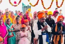 गुरुपर्व पर गुरुद्वारे में सजा दीवान:भजन कीर्तन के साथ चला लंगर, सैकड़ों लोग हुए शामिल