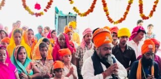 गुरुपर्व पर गुरुद्वारे में सजा दीवान:भजन कीर्तन के साथ चला लंगर, सैकड़ों लोग हुए शामिल