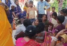अज्ञात वाहन की टक्कर से दो दोस्तों की मौत:महराजगंज भीषण टक्कर के बाद नाले में जा गिरे, चेहरा पहचानना हुआ मुश्किल