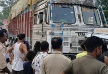 बस्ती में खड़ी ई-रिक्शा को ट्रक ने मारी टक्कर:कई लोग घायल, राम जानकी मार्ग पर हादसा