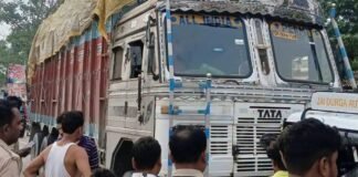 बस्ती में खड़ी ई-रिक्शा को ट्रक ने मारी टक्कर:कई लोग घायल, राम जानकी मार्ग पर हादसा