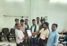 खाद की कालाबाजारी से परेशान किसान, यूनियन ने दी आंदोलन:निधिपुरवा में भारतीय किसान मजदूर यूनियन ने चलाया सदस्यता अभियान