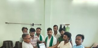 खाद की कालाबाजारी से परेशान किसान, यूनियन ने दी आंदोलन:निधिपुरवा में भारतीय किसान मजदूर यूनियन ने चलाया सदस्यता अभियान