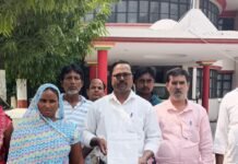 रतनपुर स्कूल में दाल-रोटी की जगह दाल-पीठा:डीएम से ग्रामीण ने शिकायत कर मिड-डे मील, खेल सामग्री और गैस सिलेंडर में गड़बड़ी बताई