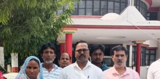 रतनपुर स्कूल में दाल-रोटी की जगह दाल-पीठा:डीएम से ग्रामीण ने शिकायत कर मिड-डे मील, खेल सामग्री और गैस सिलेंडर में गड़बड़ी बताई