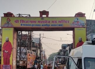 कजरी तीज पर शिव मंदिरों में उमड़ी श्रद्धालुओं की भीड़:बहराइच के पांडवकालीन सिद्धनाथ मंदिर में भक्तों ने किया जलाभिषेक, पूजन