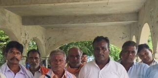 वनटांगिया गांवों में अधूरे विकास कार्य पूरे करने की मांग:वनटांगिया विकास समिति ने डीएम को सौंपा पत्र, सड़क-नाली सहित कई समस्याएं बताईं