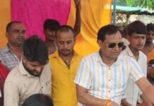 कजरी तीज पर गोपालपुरवा चौराहे पर भंडारा:भक्तों ने राहगीरों और ग्रामीणों को बांटा प्रसाद