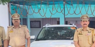 हाईवे पर डीजल चोरी करने वाला गैंग पकड़ा:राजनीतिक झंडा लगी कार से भोर में ट्रकों से निकालते थे डीजल, 50 लीटर बरामद