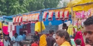 कजरी तीज पर सदाशिव मंदिर में लगा मेला:गिलौला में झूलों और दुकानों पर उमड़ी भीड़, लोगों ने की जमकर खरीदारी