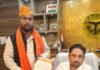 महराजगंज में अघोषित बिजली कटौती से लोग बेहाल:दिन-रात कई घंटे गुल रहती है बिजली, गर्मी में बच्चे-बुजुर्ग और मरीज परेशान; डीएम से शिकायत