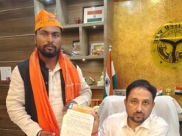 महराजगंज में अघोषित बिजली कटौती से लोग बेहाल:दिन-रात कई घंटे गुल रहती है बिजली, गर्मी में बच्चे-बुजुर्ग और मरीज परेशान; डीएम से शिकायत