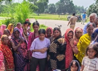 ट्रक चालक का आम के पेड़ से लटका मिला शव:बस्ती में तालाब के पास बच्चों ने देखा, पारिवारिक विवाद के बाद घर से निकला था