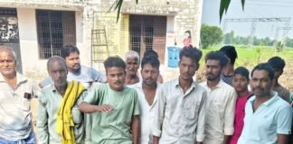 बस्ती में गणेश पूजा पंडाल से सामान और नगदी चोरी:सो रहे लोगों को सुबह पता चला; ग्रामीणों ने पंचायत भवन की चाबी न मिलने पर उठाए सवाल