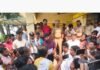 अड्डा बाजार में अघोषित बिजली कटौती पर ग्रामीणों का प्रदर्शन:जर्जर तारों और बैजनाथपुर की 11,000 वोल्ट हाईटेंशन लाइन हटाने की मांग