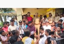 अड्डा बाजार में अघोषित बिजली कटौती पर ग्रामीणों का प्रदर्शन:जर्जर तारों और बैजनाथपुर की 11,000 वोल्ट हाईटेंशन लाइन हटाने की मांग