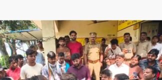 अड्डा बाजार में अघोषित बिजली कटौती पर ग्रामीणों का प्रदर्शन:जर्जर तारों और बैजनाथपुर की 11,000 वोल्ट हाईटेंशन लाइन हटाने की मांग