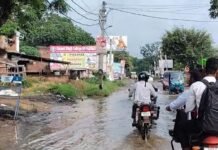 महसो चौराहे पर सड़क खराब:बस्ती-महुली मार्ग पर गड्ढे और जलभराव, कीचड़ से खराब हो रही स्कूल ड्रेस