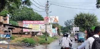 महसो चौराहे पर सड़क खराब:बस्ती-महुली मार्ग पर गड्ढे और जलभराव, कीचड़ से खराब हो रही स्कूल ड्रेस
