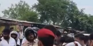 सर्च अभियान से नाराज ग्रामीणों ने टांडा पुल किया जाम:एसडीएम व सीओ के समझाने पर आधे घंटे बाद जाम हटा, पुल पर जाली लगाने की मांग
