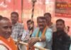 सुभाष सत्या ने सफाईकर्मियों को माला-गमछा पहनाकर सम्मानित किया:पीएम मोदी के जन्मदिन पर फावड़ा, झाड़ू व टोकरी समेत जरूरी सामान भी बांटा