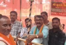 सुभाष सत्या ने सफाईकर्मियों को माला-गमछा पहनाकर सम्मानित किया:पीएम मोदी के जन्मदिन पर फावड़ा, झाड़ू व टोकरी समेत जरूरी सामान भी बांटा