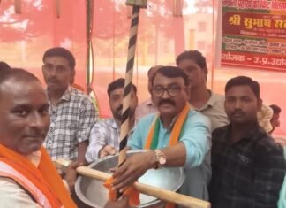 सुभाष सत्या ने सफाईकर्मियों को माला-गमछा पहनाकर सम्मानित किया:पीएम मोदी के जन्मदिन पर फावड़ा, झाड़ू व टोकरी समेत जरूरी सामान भी बांटा