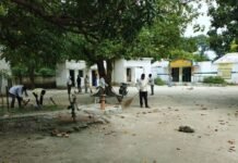बस्ती के नरहरपुर गांव में चला विशेष स्वच्छता अभियान:20 सफाईकर्मियों की टीम ने पंचायत भवन, स्कूल और धार्मिक स्थलों की सफाई की