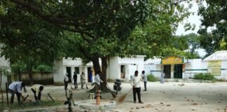 बस्ती के नरहरपुर गांव में चला विशेष स्वच्छता अभियान:20 सफाईकर्मियों की टीम ने पंचायत भवन, स्कूल और धार्मिक स्थलों की सफाई की