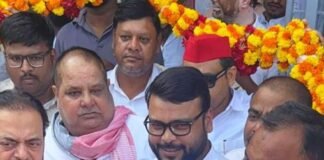 अबू आसिम ने सेक्युलर वोटों के बंटवारे पर चिंता जताई:सपा की वापसी का आह्वान किया, बस्ती में कार्यकर्ताओं ने किया स्वागत