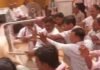 गन्ना समिति की बैठक में जमकर मारपीट, VIDEO:लात-घूंसे और कुर्सियां चलीं; किसानों की समस्याओं पर हो रही थी चर्चा