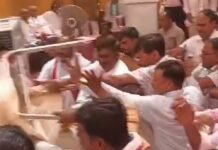 गन्ना समिति की बैठक में जमकर मारपीट, VIDEO:लात-घूंसे और कुर्सियां चलीं; किसानों की समस्याओं पर हो रही थी चर्चा
