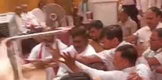 गन्ना समिति की बैठक में जमकर मारपीट, VIDEO:लात-घूंसे और कुर्सियां चलीं; किसानों की समस्याओं पर हो रही थी चर्चा