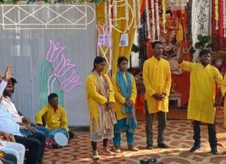 अमोढ़ा में सेवा संकल्प अभियान के तहत नुक्कड़ नाटक:मोदी के सार्वजनिक जीवन की यात्रा का मंचन