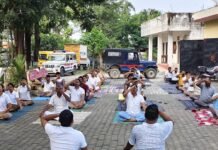 बस्ती के थाना परिसर में पुलिसकर्मियों ने किया योग:तनावमुक्त रहने का लिया संकल्प