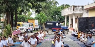 बस्ती के थाना परिसर में पुलिसकर्मियों ने किया योग:तनावमुक्त रहने का लिया संकल्प