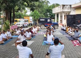 बस्ती के थाना परिसर में पुलिसकर्मियों ने किया योग:तनावमुक्त रहने का लिया संकल्प
