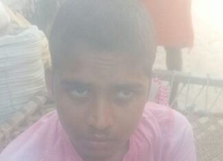 श्रावस्ती में मंदिर के पास मिला अज्ञात किशोर:पूर्व प्रधान ने घर लाकर की पहचान की कोशिश, परिजनों की तलाश जारी