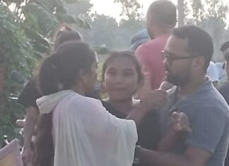 हादसे में मृत ई-रिक्शा चालक का शव घर पहुंचा:परिवार में कोहराम, गांव में पसरा मातम;हादसे में दो की गई जान