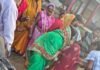 सड़क किनारे पड़ी गिट्टी-डामर से ऑटो पलटा:बस्ती में राम-जानकी मार्ग पर हादसा, कई यात्री घायल; निर्माण सामग्री हटाने की मांग